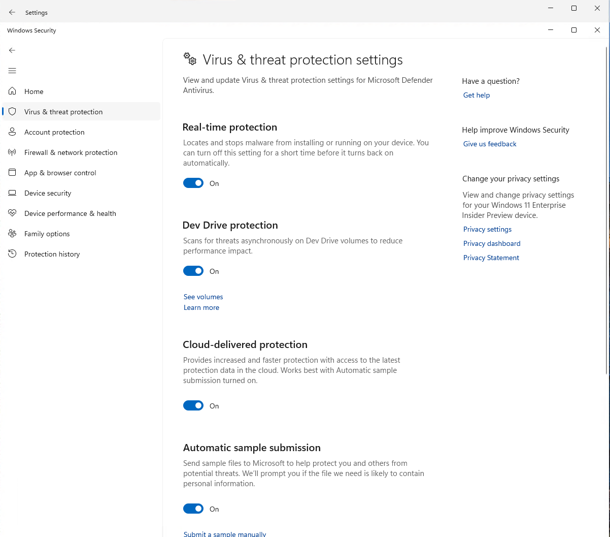 Print oficial do Microsoft Learn mostrando a tela de Segurança do Windows com proteção em tempo real ligada e proteção do Dev Drive ativada.