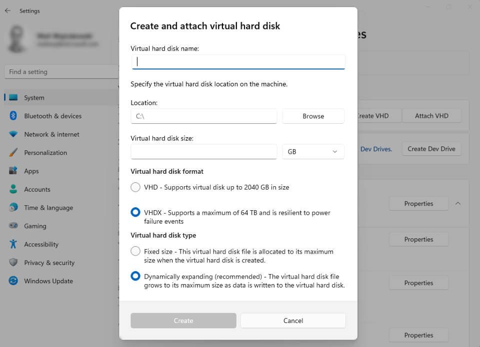 Print oficial do Microsoft Learn mostrando o formulário de criação e anexação de VHD para Dev Drive, com VHDX e expansão dinâmica selecionados.
